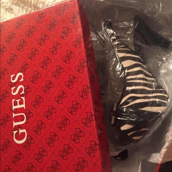 GUESS Multipony 👠 - Picture 2 of 4